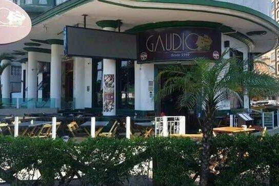 Restaurante em frente à Praia do Gonzaguinha, em São Vicente, foi furtado por bandidos