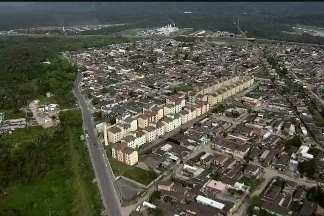 A mulher ainda afirma que existe consumo de drogas em plena rua no Jardim Rio Branco