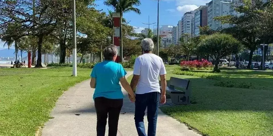 A atenção aos níveis de pressão em pessoas idosas envolve tanto a prevenção de problemas cardíacos quanto a necessidade de evitar complicações causadas por valores excessivamente baixos