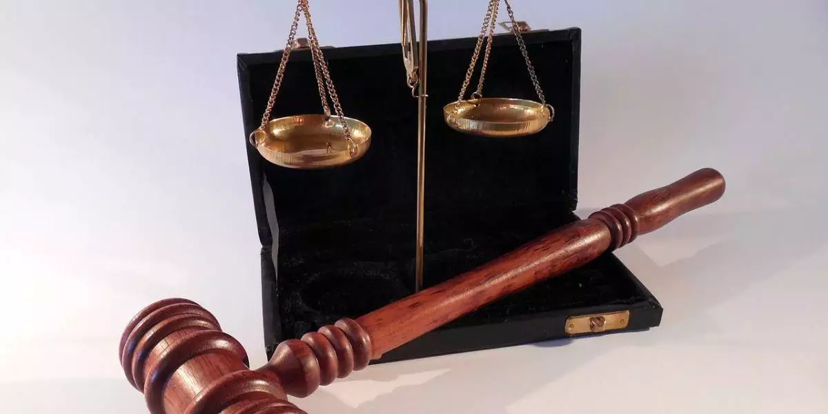 O casal se divorciou, e segundo a mulher, durante a audiência de separação, foi firmado um acordo que previa sua permanência na casa por 18 meses