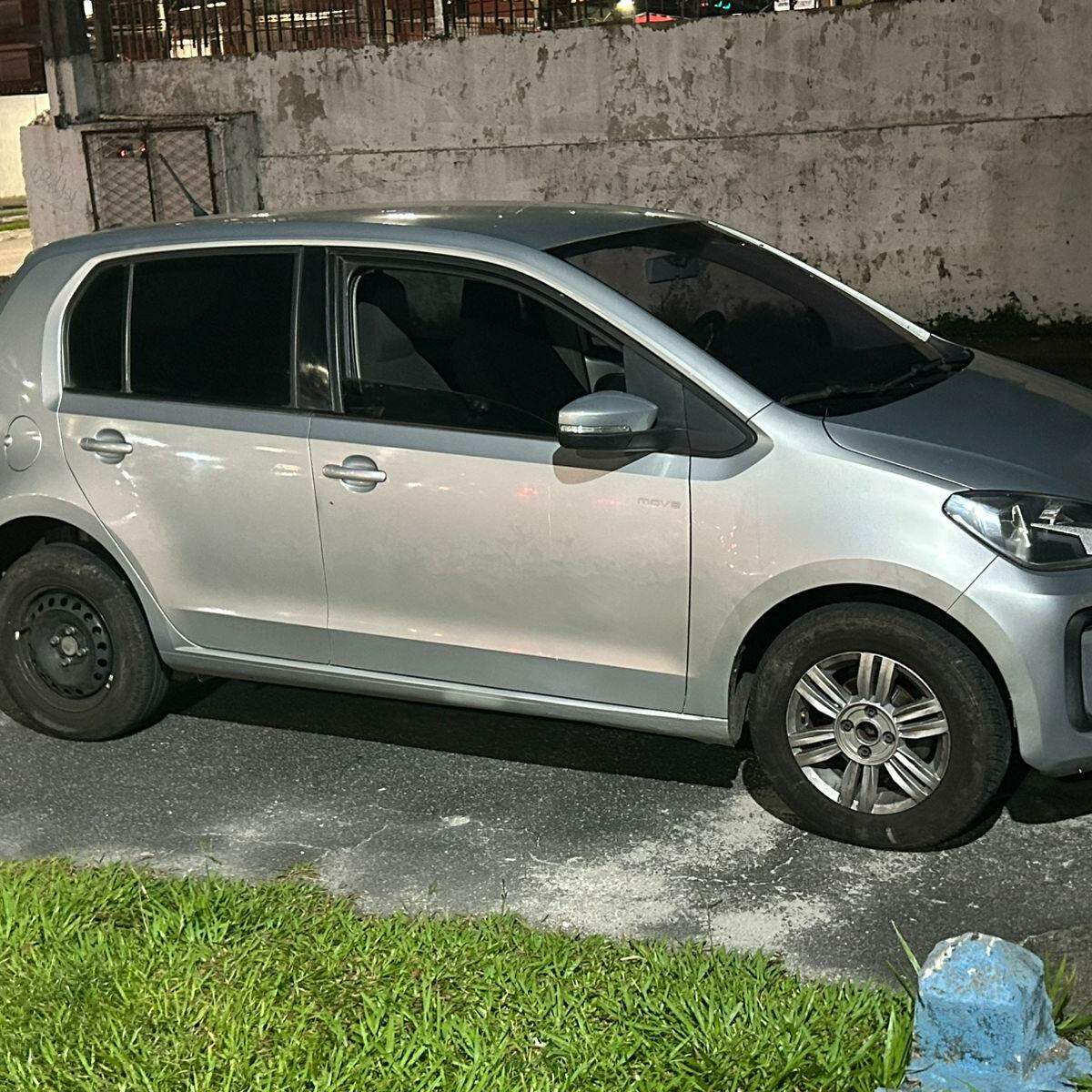 O carro que foi encontrado quando os policiais abordaram a dupla