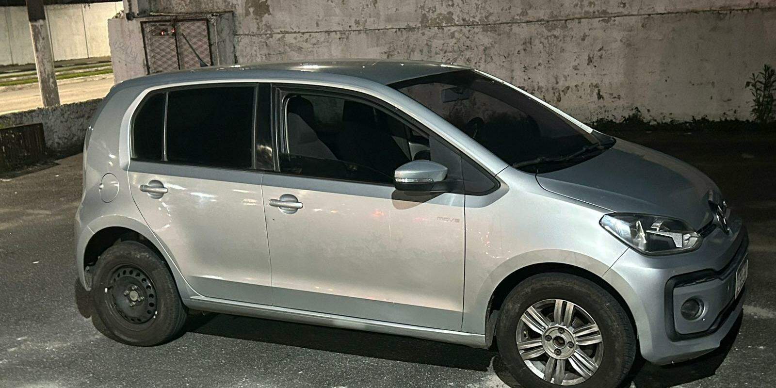 O carro que foi encontrado quando os policiais abordaram a dupla
