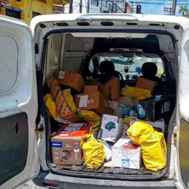Diversos objetos do Mercado Livre estavam no porta-malas do veículo roubado