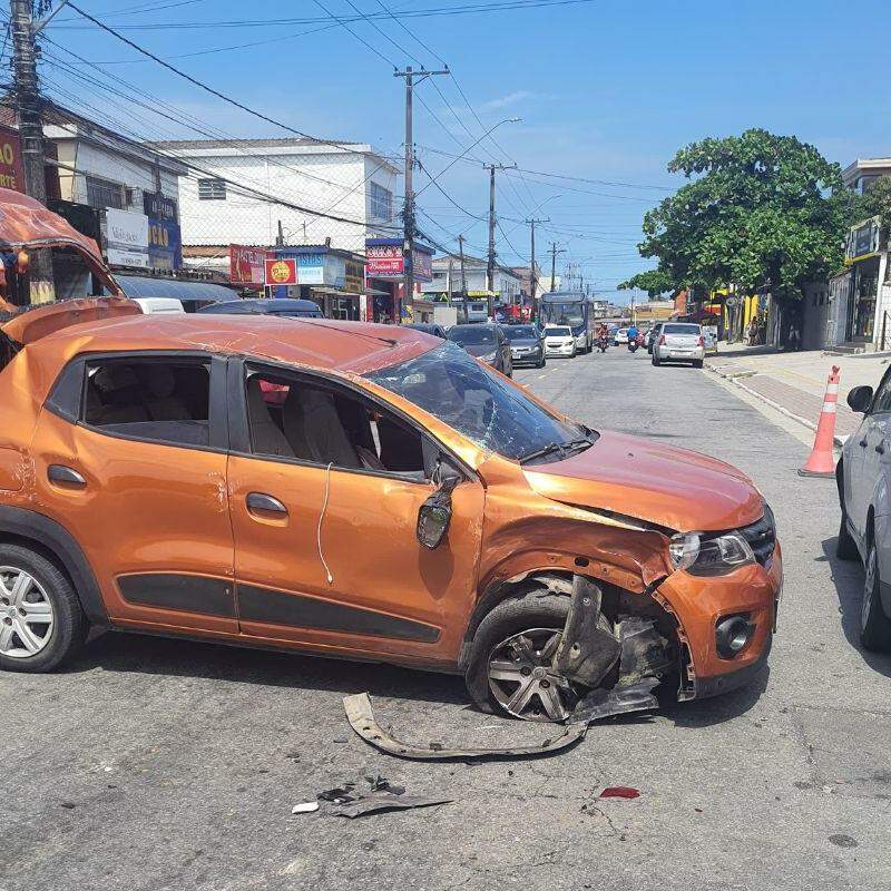 O veículo que trafegava em alta velocidade capotou