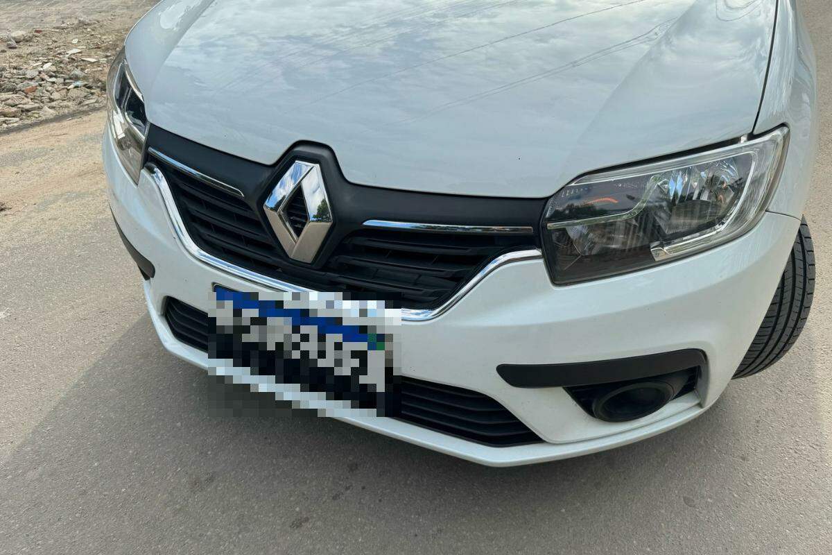 Embora nenhuma arma tenha sido encontrada com o jovem, os policiais realizaram uma busca e localizaram um celular da marca Samsung