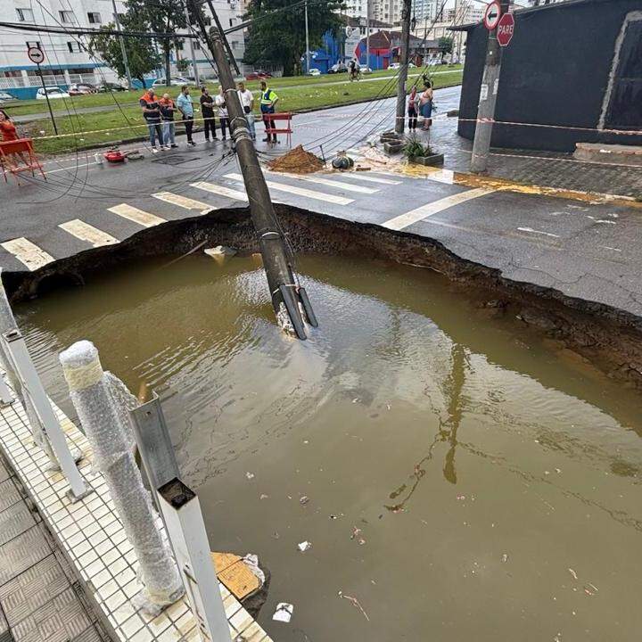 Cratera em São Vicente, na esquina da Avenida Marechal Deodoro com a Rua Pero Lopes de Souza