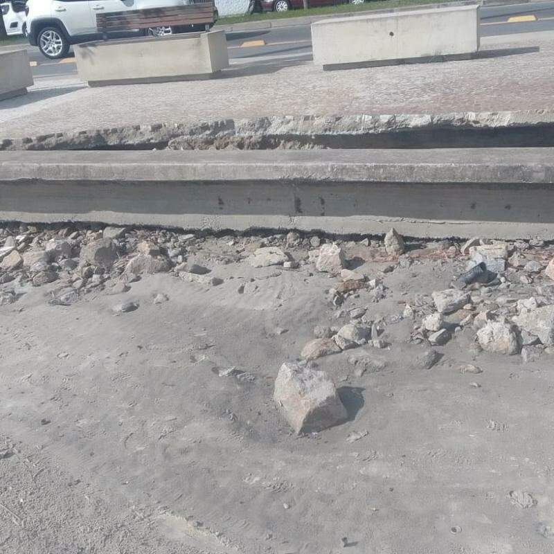 Segundo a funcionária, o buraco está localizado em frente à Avenida Antônio Rodrigues