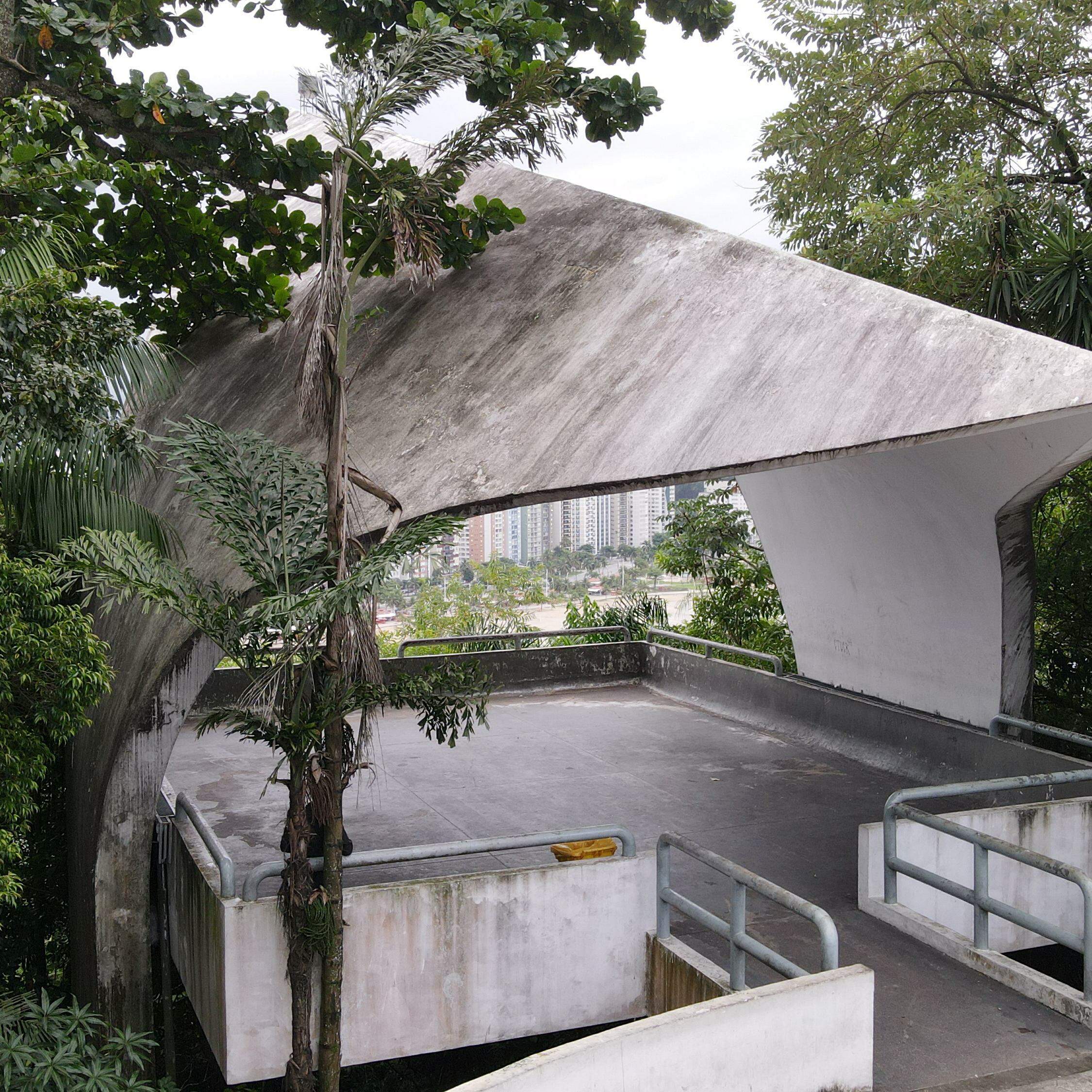 Projetado por Oscar Niemeyer e inaugurado em 2002, monumento está sujeito à ação do tempo