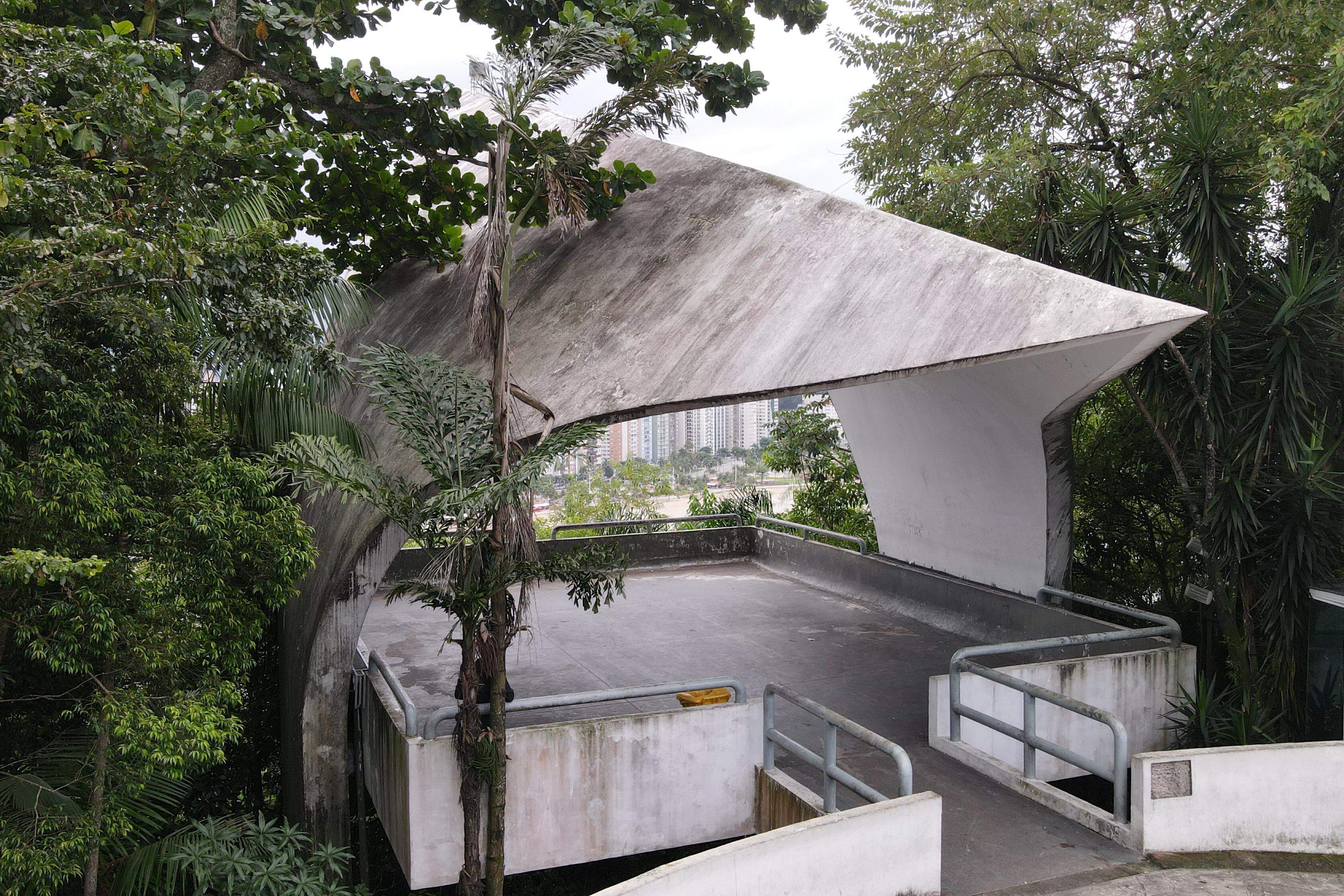 Projetado por Oscar Niemeyer e inaugurado em 2002, monumento está sujeito à ação do tempo