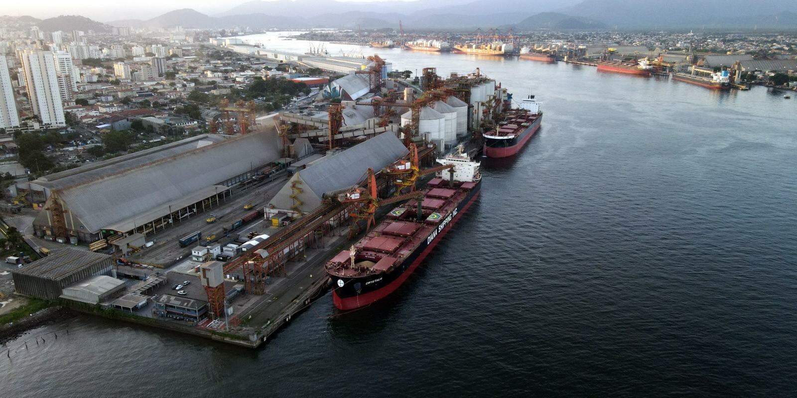Bill proposes exemption from environmental licensing for dredging and may impact ports; experts weigh in