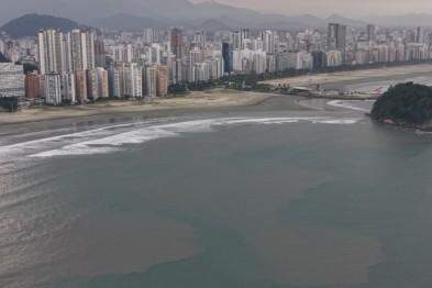 Mancha tomou toda a praia do Itararé na manhã de domingo (8)