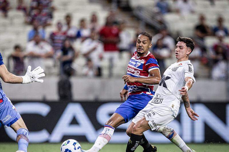 O argentino Barreal chuta para abrir o placar para o Peixe na Arena Castelão