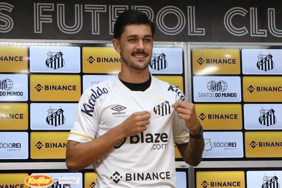 João Basso chegou à Vila Belmiro em julho de 2023 e tem contrato até o final de 2026